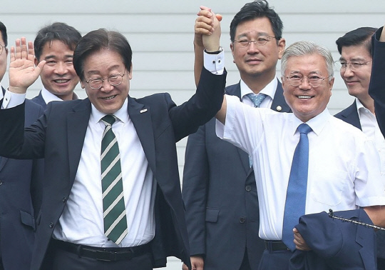 문재인 전 대통령과 이재명 더불어민주당 대표가 8일 오후 경남 양산시 하북면 평산마을 문 전 대통령 사저 앞에서 인사하고 있다.<연합뉴스>